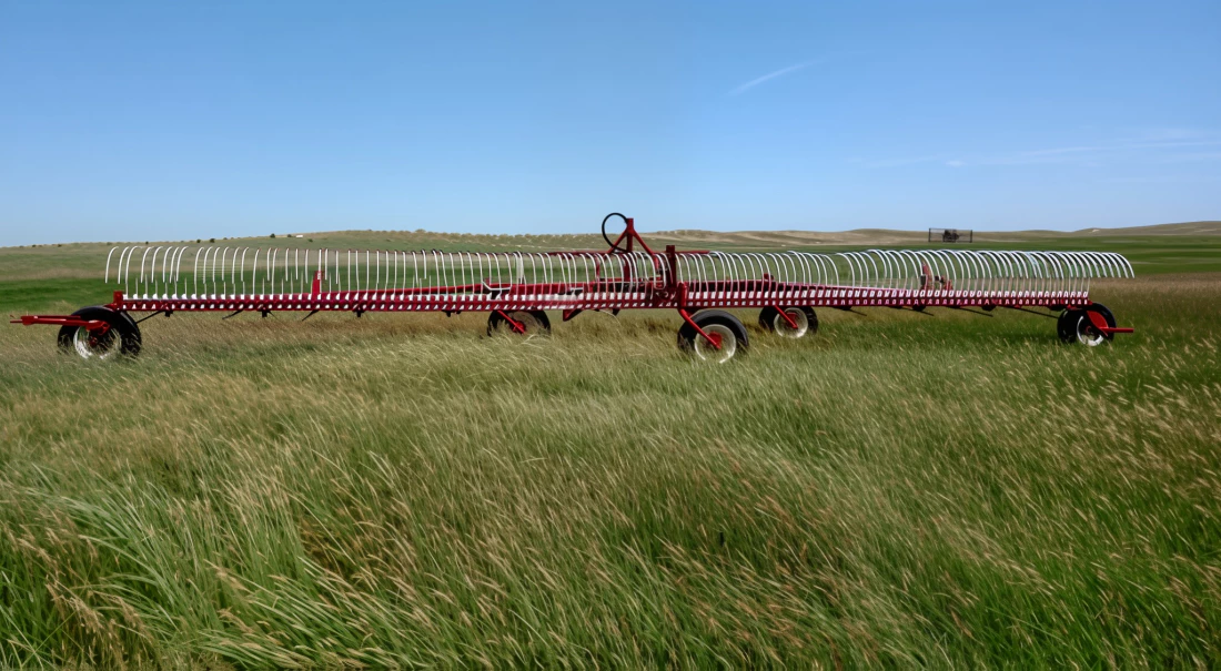 Andaineur horizontal à traction robuste fonctionnant en douceur dans un grand champ agricole